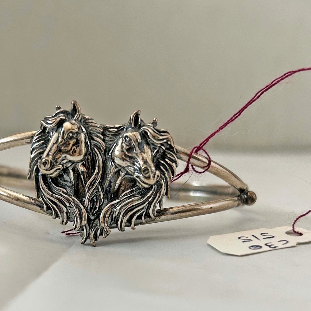 BRACELET, TWO HORSES WITH MANES FLOWING, NEW, TAG ON, CAN BE SQUEEZED SMALLER,